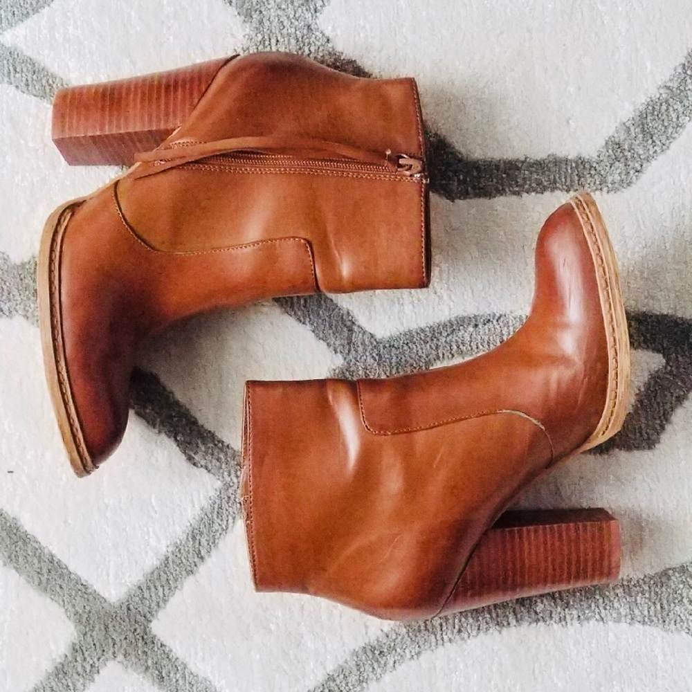 Heeled brown booties